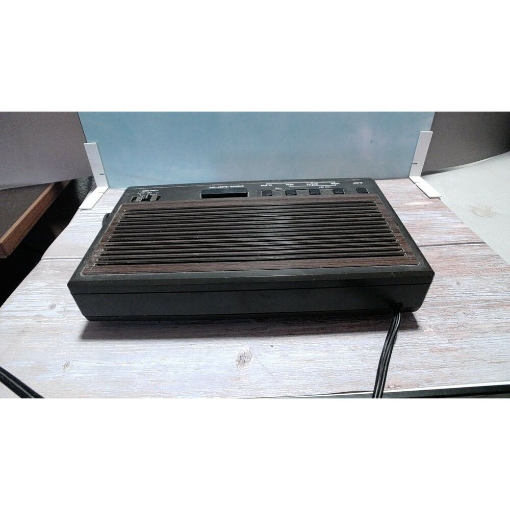 Vintage Sanyo Woodgrain Digital Alarm Clock Radio AM/FM Red LED (Tested/Working)